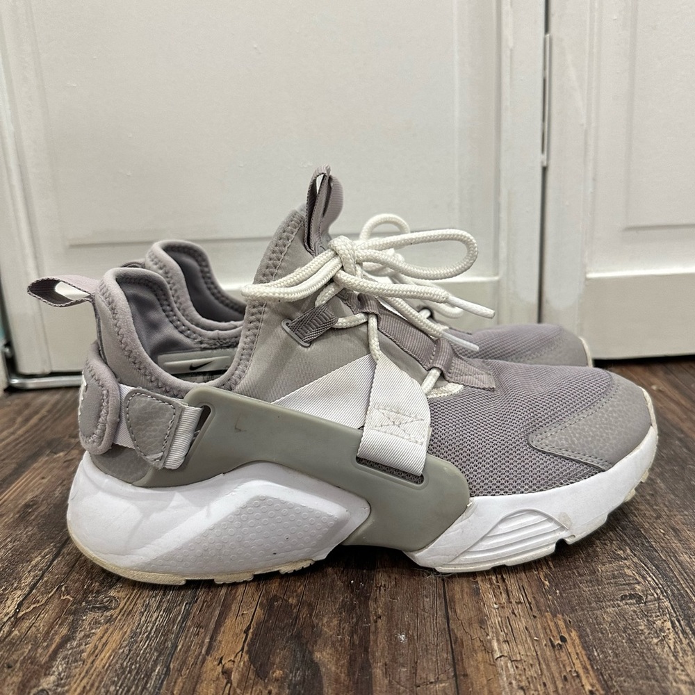 Women’s Nike Huarache City Low grey and white tennis shoes! - Picture 2 of 5